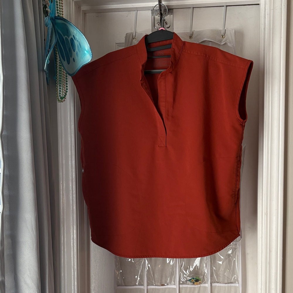 Figs limited edition Rafaela top size small in Auburn.